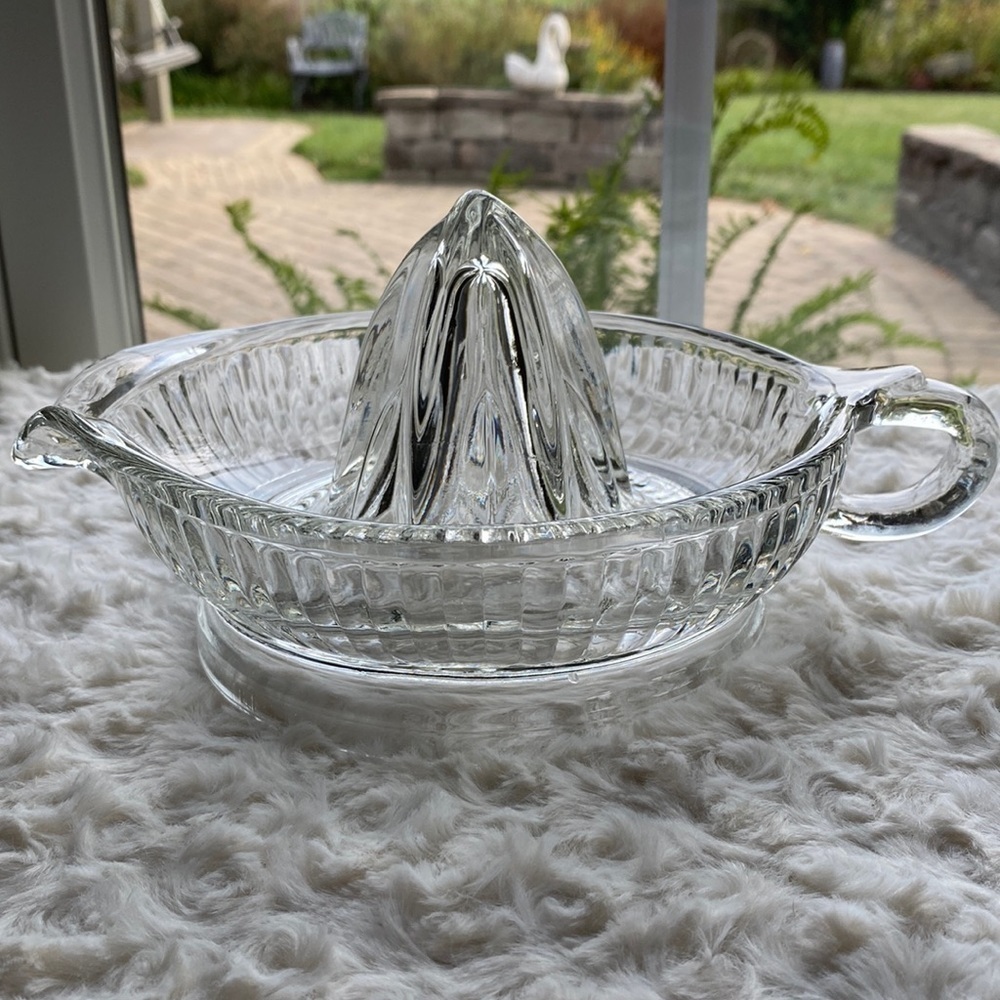 VINTAGE~LARGE~RIBBED~CITRUS REAMER~DECORATIVE LOOP HANDLE~CURVED SPOUT~NICE~G21​